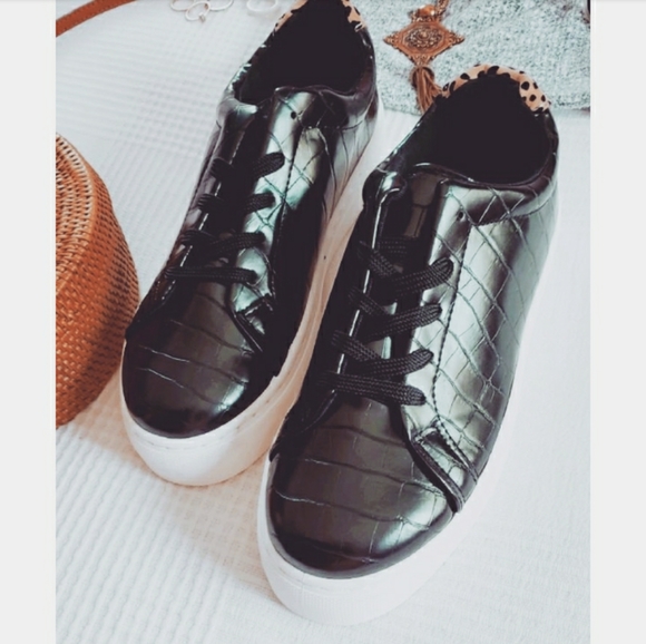 🚨Leopard Sneaker collection// black lace up - Picture 2 of 8